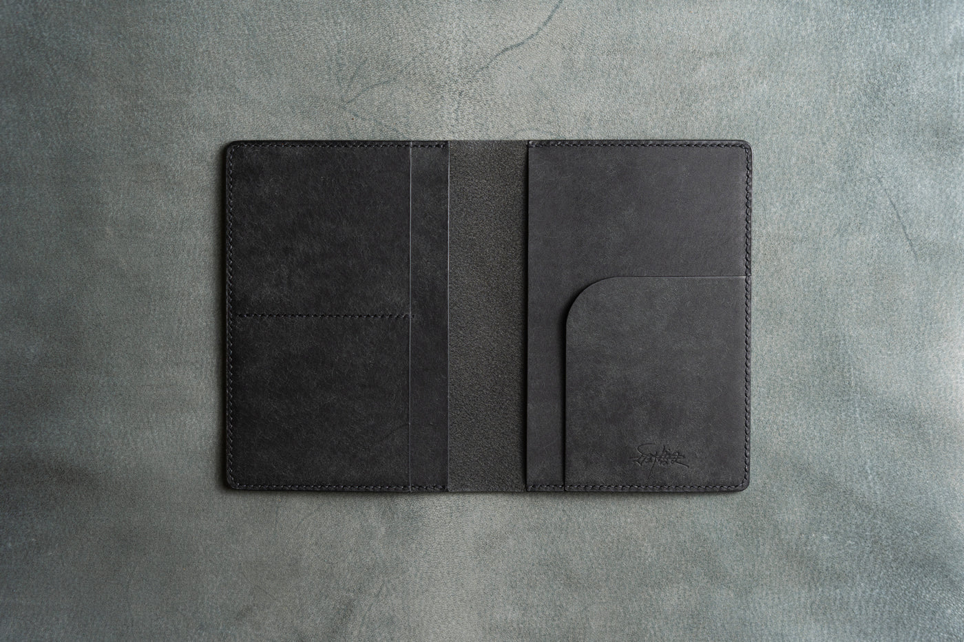 サイン × レザー製パスポートケース