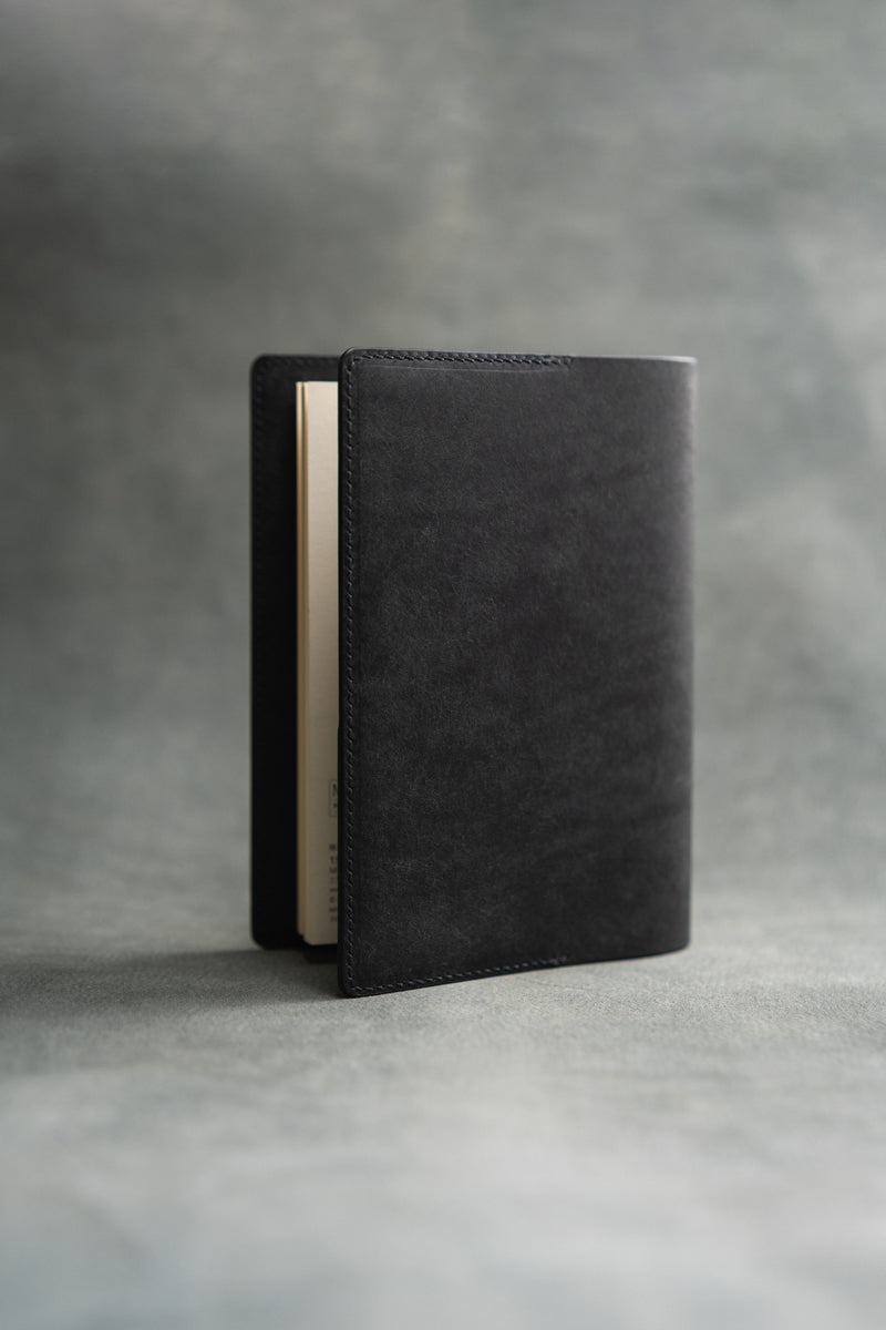 サイン × レザー製パスポートケース